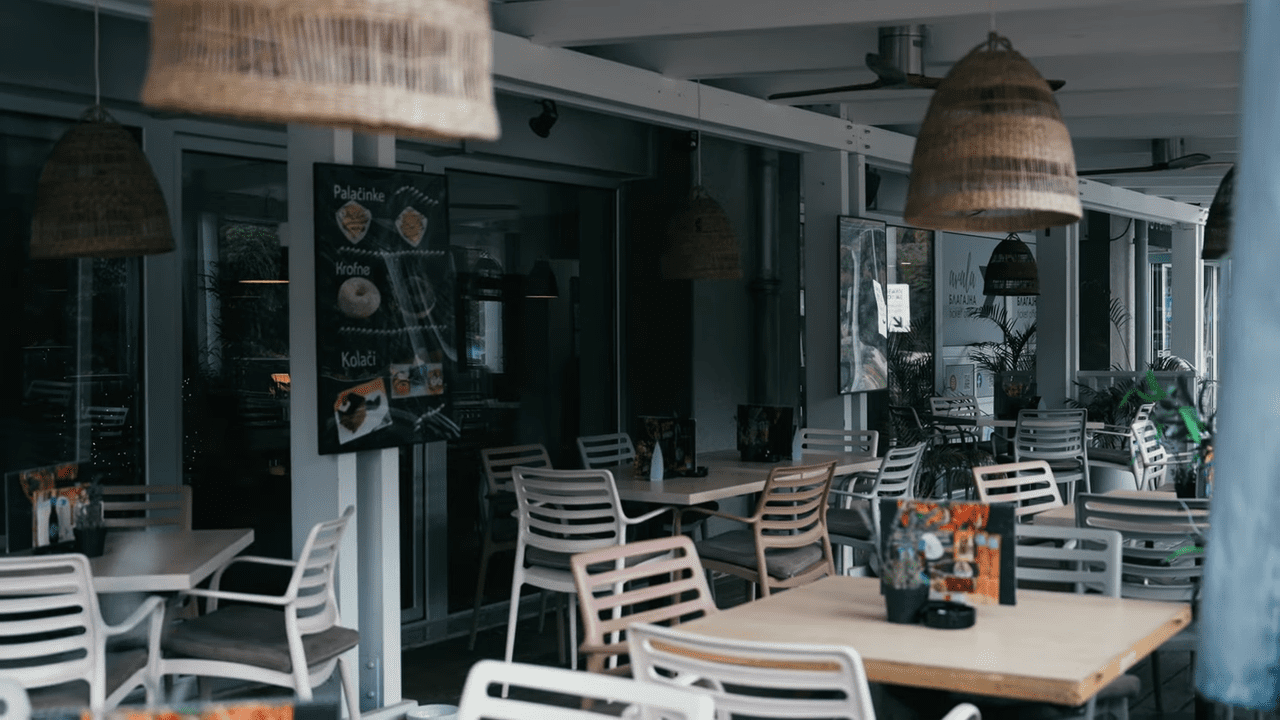 Kafe u podnožju